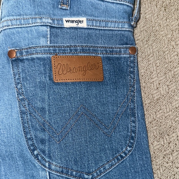 Wrangler Two-Tone Crop Flare Jeans - Picture 5 of 6
